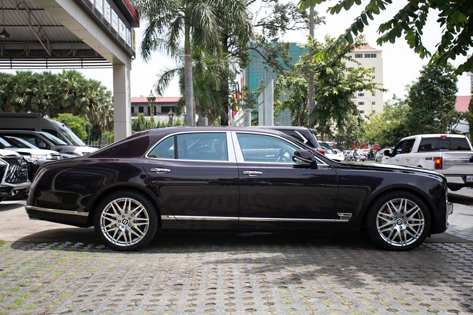 Bentley Mulsanne Birkin cập bến Campuchia có màu sơn ngoại thất là Damson