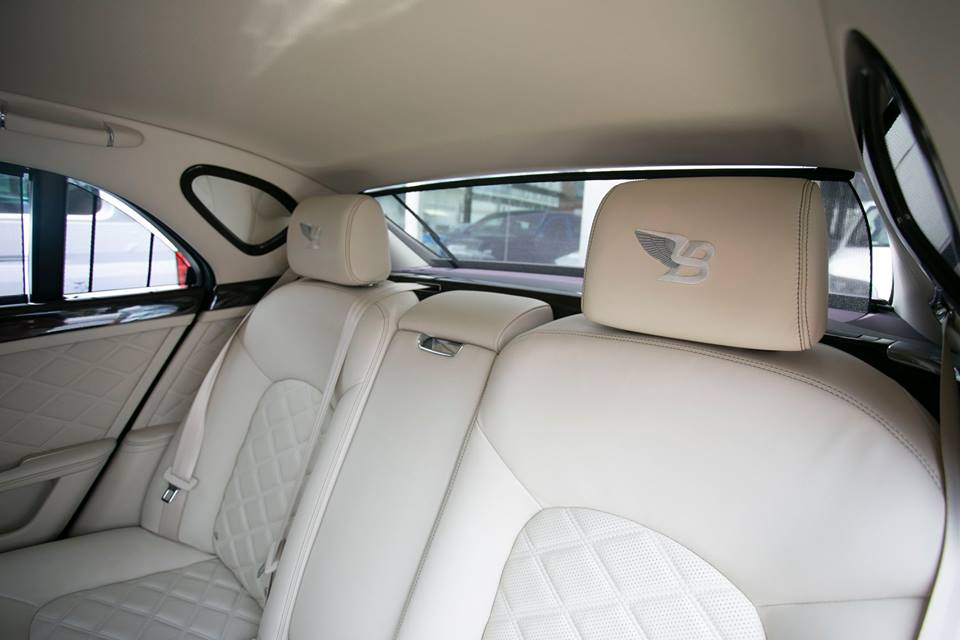 Hay đôi cánh chữ B được thêu cách điệu trên tựa đầu ghế ngồi của xe