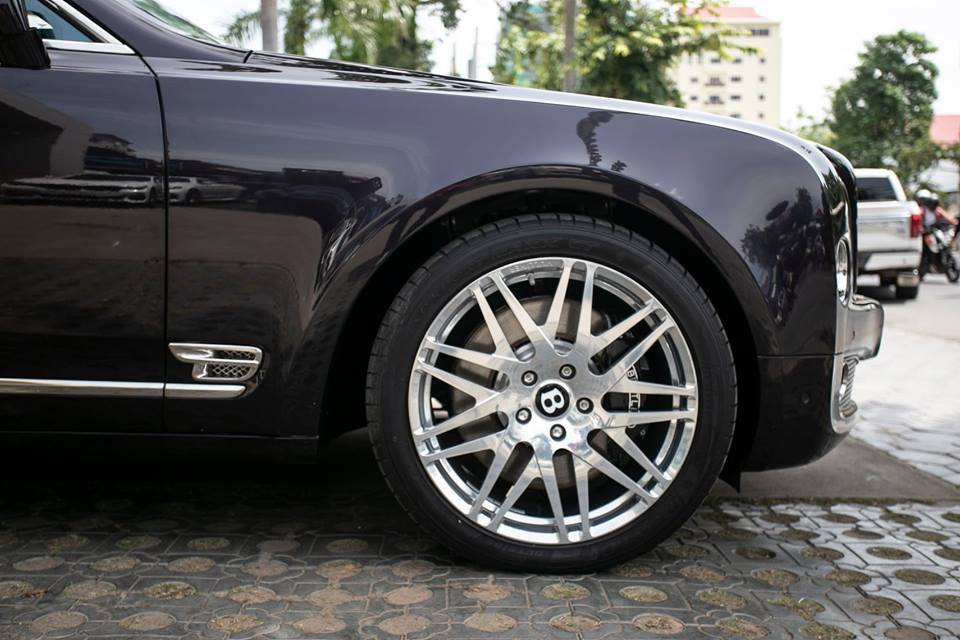 Bộ vành 21 inch của Bentley Mulsanne Birkin có thiết kế đa chấu rất độc đáo so với bán tiêu chuẩn
