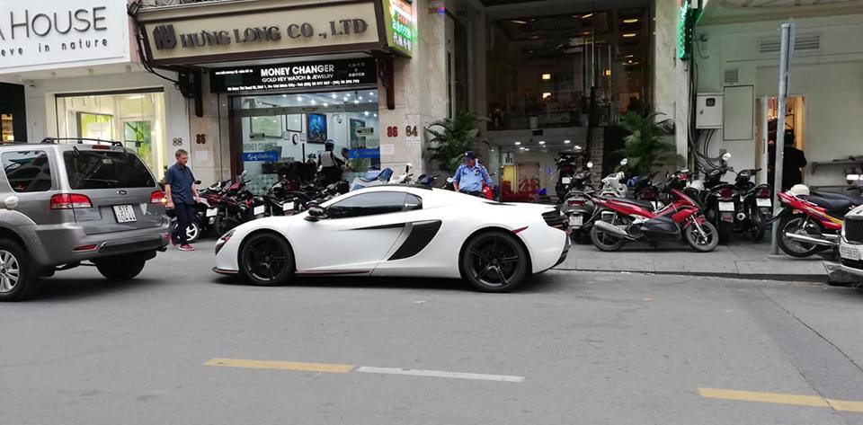 McLaren 650S Spider mới thay áo màu trắng nhám của doanh nhân y tế McLaren 650S Spider mới thay áo màu trắng nhám của doanh nhân y tế