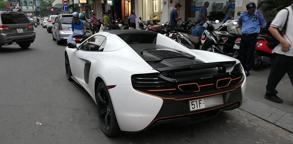 Điểm nhấn bộ áo trắng nhám còn có nắp capô phía trước và mui xếp cứng của xe được dán đen nhám Điểm nhấn bộ áo trắng nhám còn có nắp capô phía trước và mui xếp cứng của xe được dán đen nhám