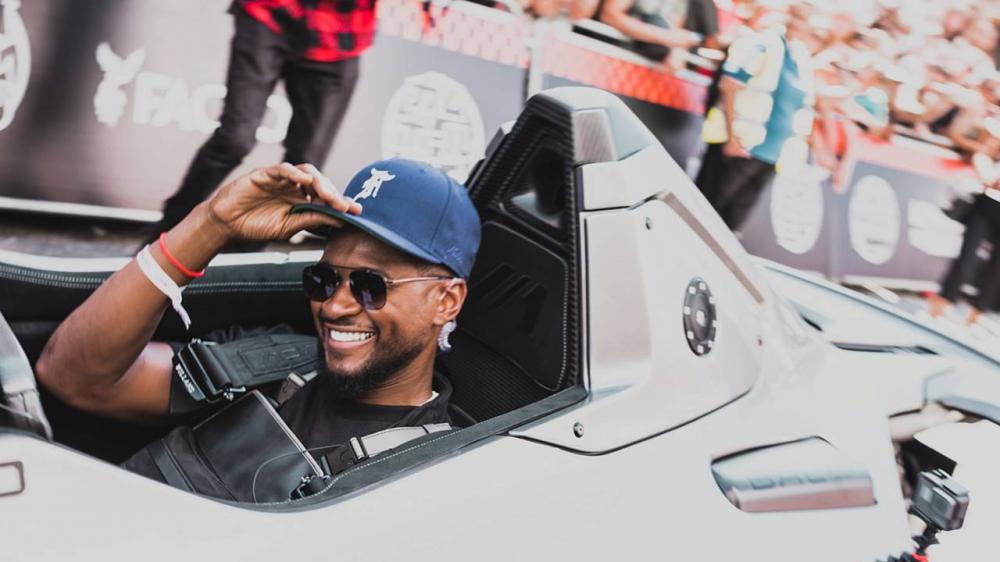 Nam ca sĩ rất thích thú với chiếc siêu xe có 1 chỗ ngồi này