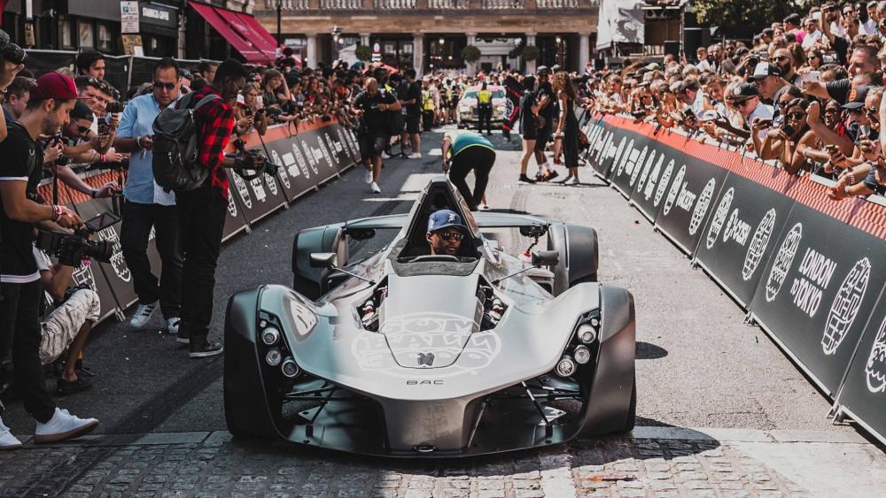 Ngôi sao nhạc pop Usher cùng siêu xe đua BAC Mono tại sự kiện Gumball 3000