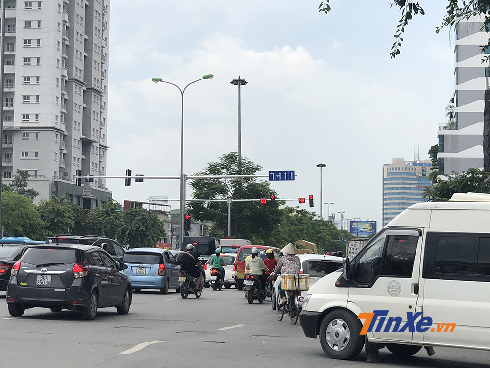 Hệ thống biển báo và vạch kẻ đường mới cũng được đưa vào sử dụng trên phố Đại Cồ Việt.