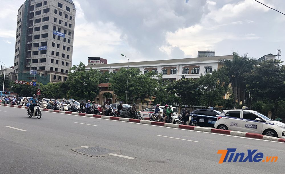 Ách tắc cục bộ kéo dài suốt dọc tuyến phố Đại Cồ Việt cho đến cầu vượt.