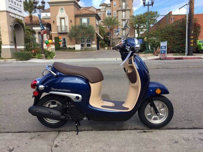 Màu xanh trên chiếc Scooter Honda Metropolitan. Màu xanh trên chiếc Scooter Honda Metropolitan.