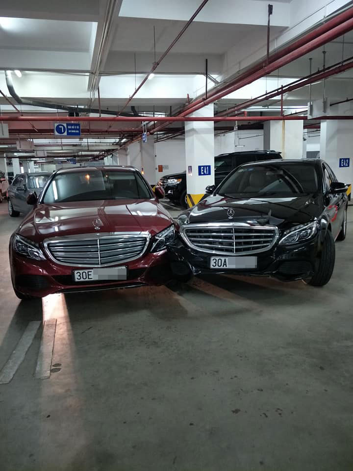 Hiện trường vụ tai nạn giữa hai chiếc Mercedes-Benz C-Class trong hầm đỗ xe