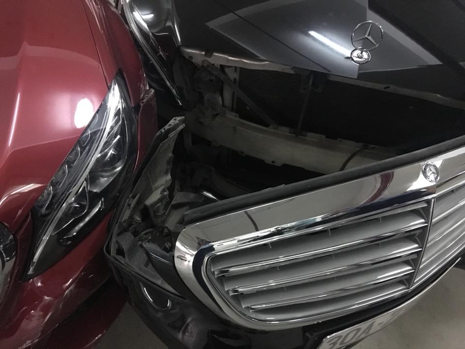 Chiếc Mercedes-Benz C-Class màu đen có vẻ bị hỏng nặng hơn