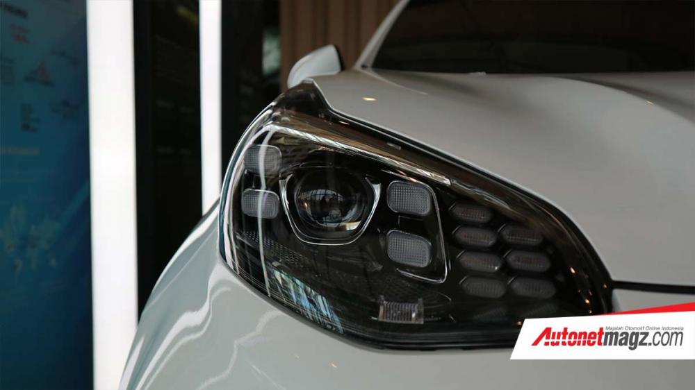 Cận cảnh cụm đèn pha với 4 bóng LED xung quanh của Kia Sportage 2019 Cận cảnh cụm đèn pha với 4 bóng LED xung quanh của Kia Sportage 2019