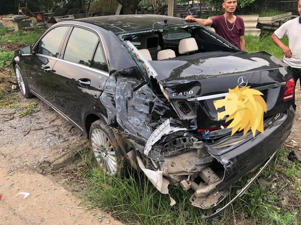 Chiếc Mercedes-Benz E400 bị vỡ góc đuôi xe bên trái