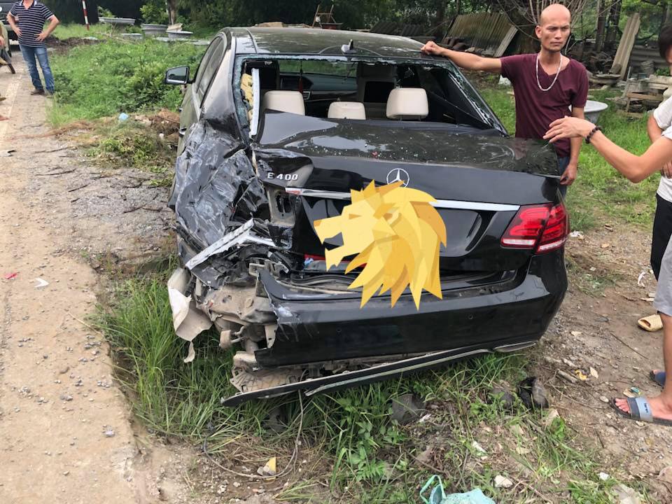 Chiếc Mercedes-Benz E400 bị tông trúng đuôi