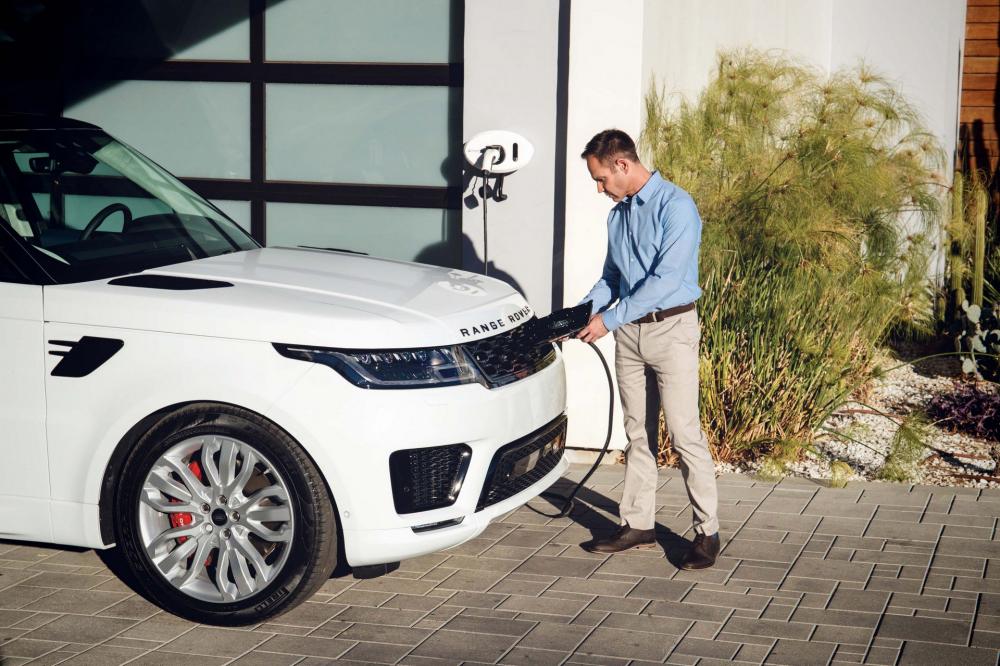 Hệ thống truyền động plug-in hybrid sẽ giúp Range Rover Sport P400e có sức mạnh hơn so với Range Rover cỡ lớn và tất nhiên là tiết kiệm nhiên liệu hơn Hệ thống truyền động plug-in hybrid sẽ giúp Range Rover Sport P400e có sức mạnh hơn so với Range Rover cỡ lớn và tất nhiên là tiết kiệm nhiên liệu hơn