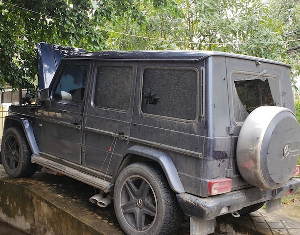 Chủ nhân chiếc Mercedes-Benz G55 AMG mang biển kiểm soát quân đội khi đến công an quận Ninh Kiều làm việc đã cho rằng mình chỉ gắn biển số đỏ để chạy cho oai