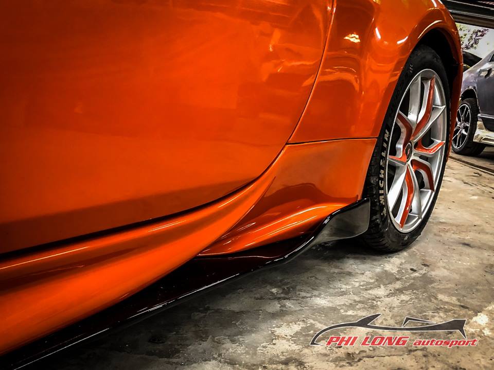 Ngoài ra thợ Việt còn trang bị thêm ốp sườn cỡ lớn cho bên hông chiếc xe thể thao hàng hiếm Nissan 350Z có hộ khẩu tại Bình Phước