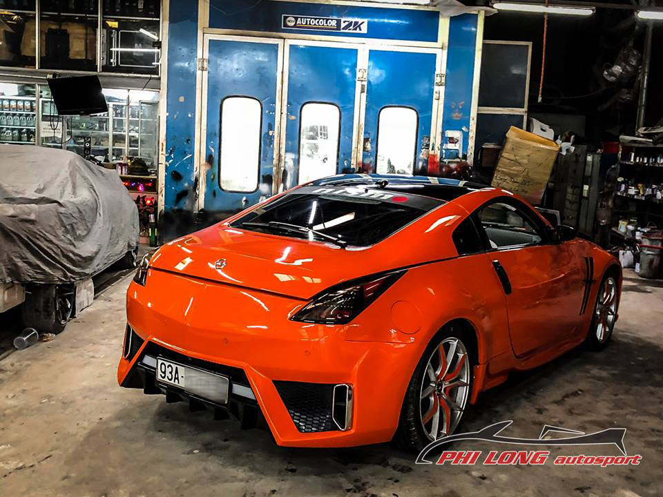 Phần đuôi xe của chiếc Nissan 350Z cũng được độ lại cá tính