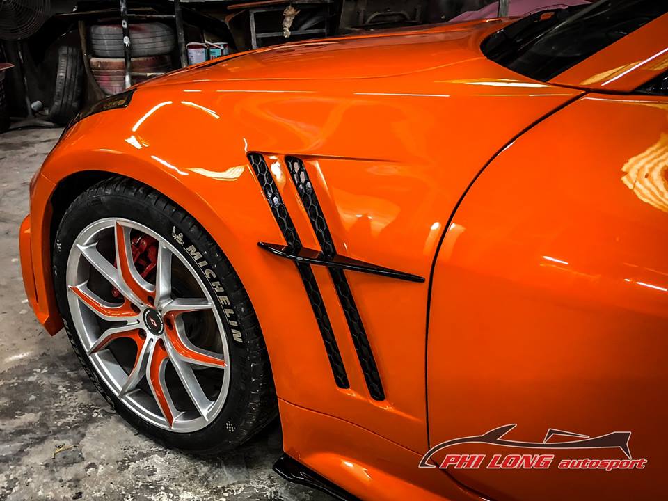 Bên hông có 2 mang cá mới và mâm đa chấu độ cá tính với 2 tông màu là bạc và cam