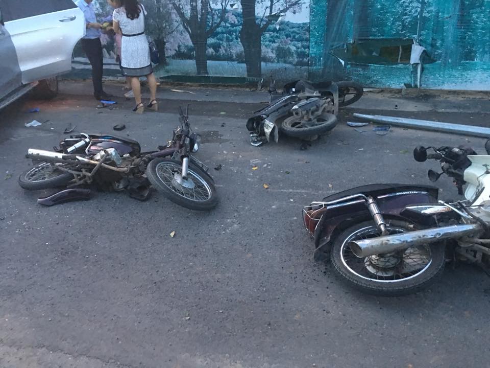 Chiếc Mercedes-Benz GLC đã đâm vào 3 xe máy dựng sát vỉa hè Chiếc Mercedes-Benz GLC đã đâm vào 3 xe máy dựng sát vỉa hè