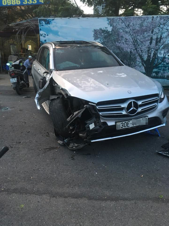 Chiếc Mercedes-Benz GLC bị vỡ góc đầu xe bên phải và gãy trục trước Chiếc Mercedes-Benz GLC bị vỡ góc đầu xe bên phải và gãy trục trước