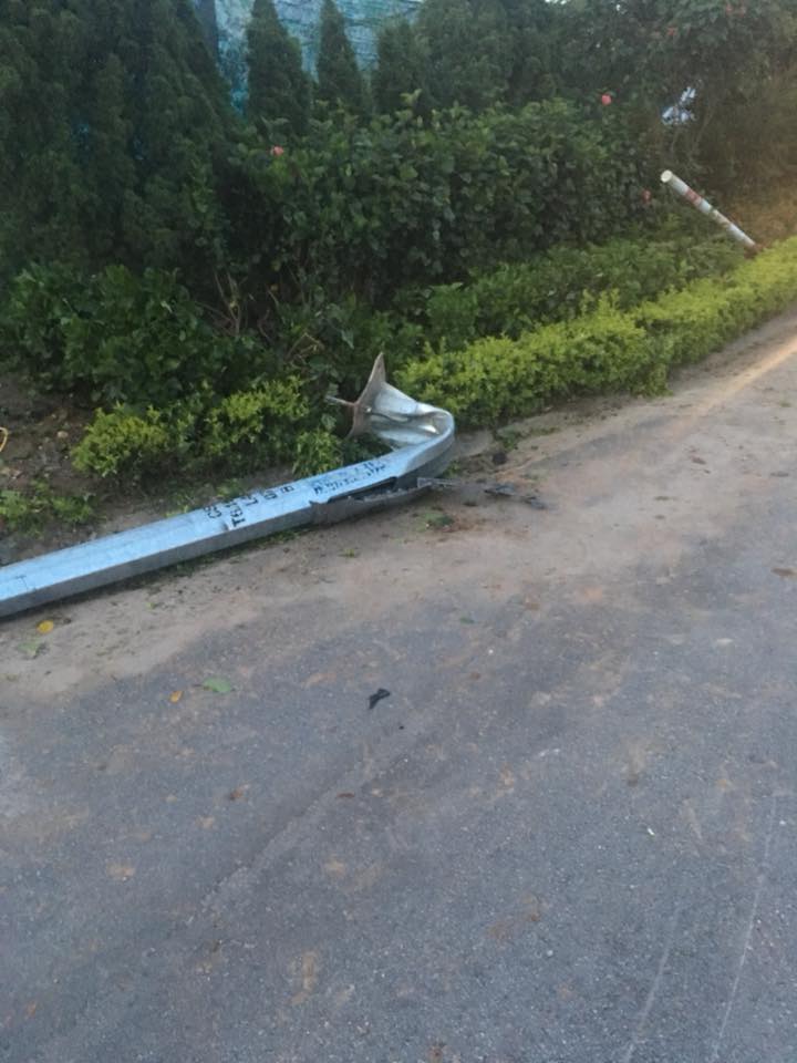 Cột đèn bị chiếc Mercedes-Benz GLC húc đổ Cột đèn bị chiếc Mercedes-Benz GLC húc đổ