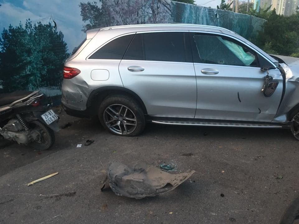 Bánh sau bên phải của chiếc Mercedes-Benz GLC bị nổ lốp Bánh sau bên phải của chiếc Mercedes-Benz GLC bị nổ lốp