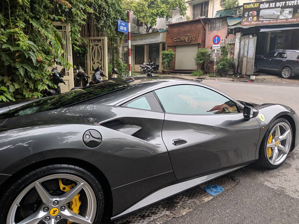 Sau 1 thời gian dài Nam tiến, siêu xe Ferrari 488 GTB màu xám đã quay về với mảnh đất của Thủ Đô Sau 1 thời gian dài Nam tiến, siêu xe Ferrari 488 GTB màu xám đã quay về với mảnh đất của Thủ Đô