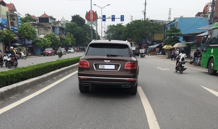 SUV siêu sang Bentley Bentayga lăn bánh trên đường phố tại Hải Phòng với biển kiểm soát chính chủ đã khiến không ít người yêu xe tại đây vui mừng