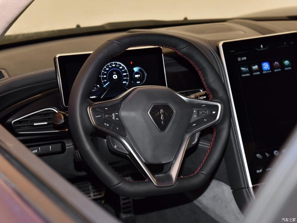 Vô lăng đáy phẳng thể thao của Qiantu K50