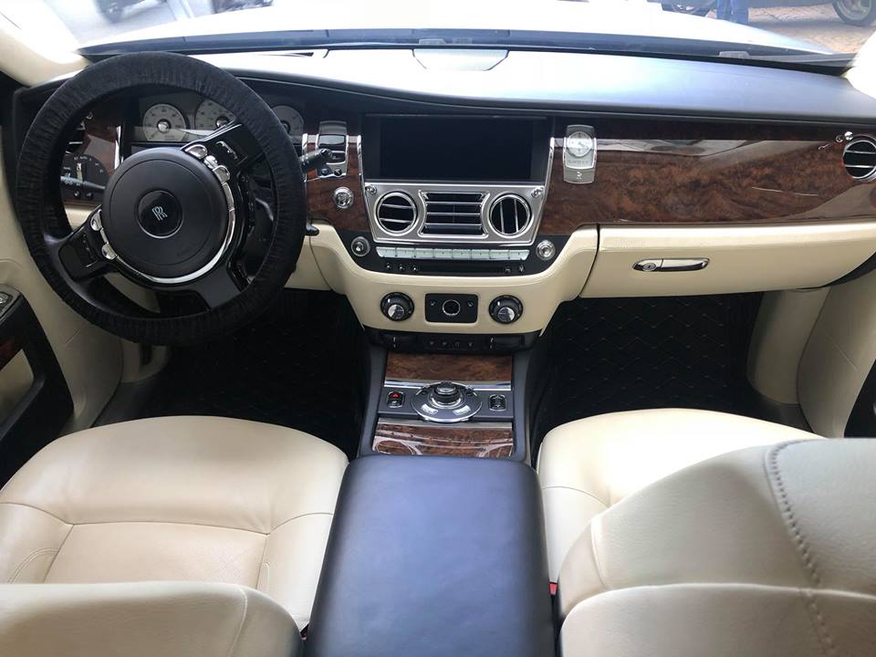Nội thất của chiếc Rolls-Royce Ghost từng thuộc sở hữu của Chủ tịch Trung Nguyên vẫn mang màu kem với các chi tiết được bọc gỗ quý