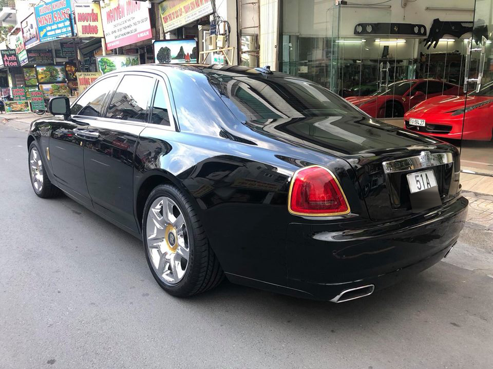  chiếc Rolls-Royce Ghost được chủ nhân trang bị thêm các chi tiết mạ vàng