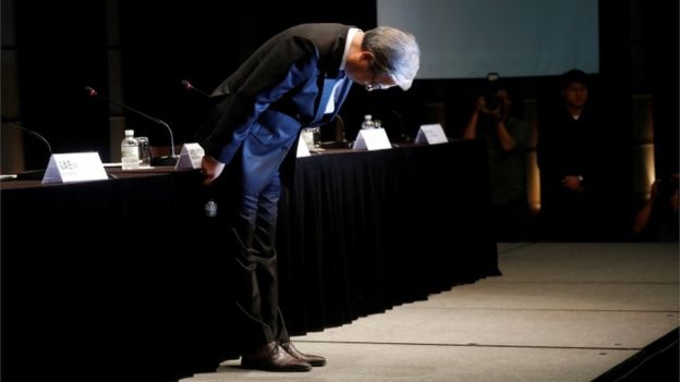 Chủ tịch BMW Hàn Quốc, ông Kim Hyo-joon cúi đầu xin lỗi ở một buổi họp báo diễn ra tuần trước