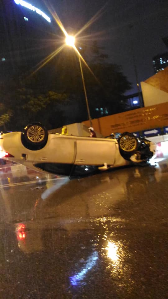 Chiếc Lexus ES 250 bị vỡ một góc đầu xe và biến dạng nóc