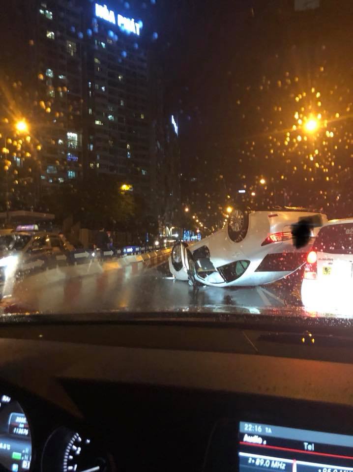 Túi khí bên trong chiếc Lexus ES 250 đã bung ra