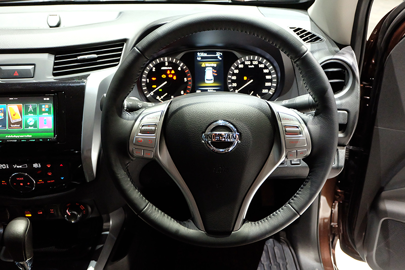 Màn hình đa thông tin 5 inch sau vô lăng của Nissan Terra 2018 Màn hình đa thông tin 5 inch sau vô lăng của Nissan Terra 2018