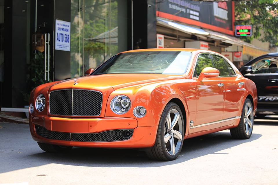 Sở hữu ngoại thất màu cam có lẽ sẽ khiến chủ nhân chiếc xe siêu sang Bentley Mulsanne Speed bị nhiều người soi mói hơn trên đường