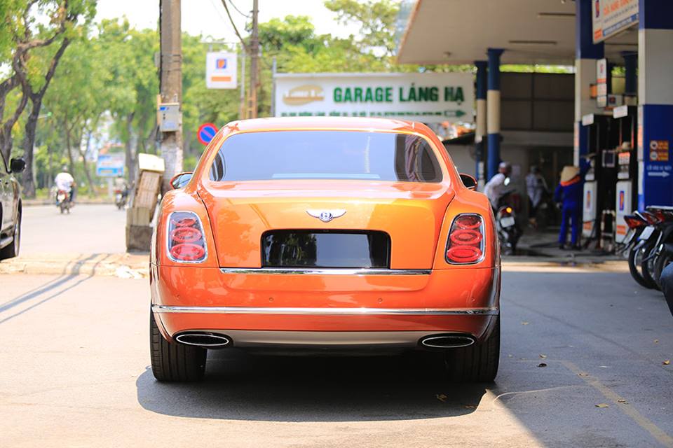 Đánh giá nhanh quý tộc Bentley Mulsanne Speed màu cam nổi bần bật trên đường phố Hà thành