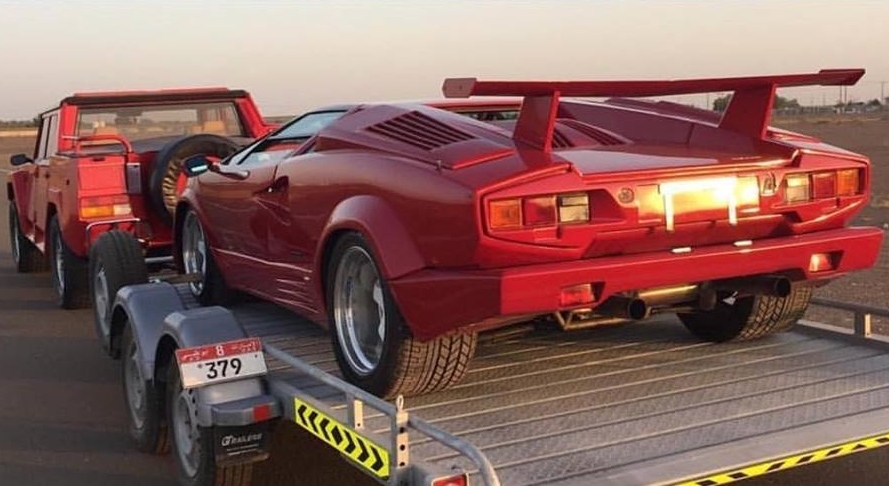 Cách đây 4 năm trước, hình ảnh siêu SUV đầu tiên của Lamborghini mang mã LM002 đã từng bị phát hiện kéo theo một siêu xe khác là Lamborghini Countach trên đường Cách đây 4 năm trước, hình ảnh siêu SUV đầu tiên của Lamborghini mang mã LM002 đã từng bị phát hiện kéo theo một siêu xe khác là Lamborghini Countach trên đường