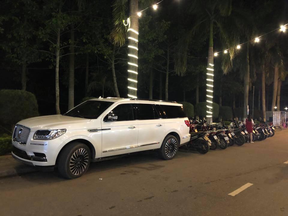 Lincoln Navigator Black Label L 2018 đầu tiên cập bến Việt Nam có giá hơn 9 tỷ đồng