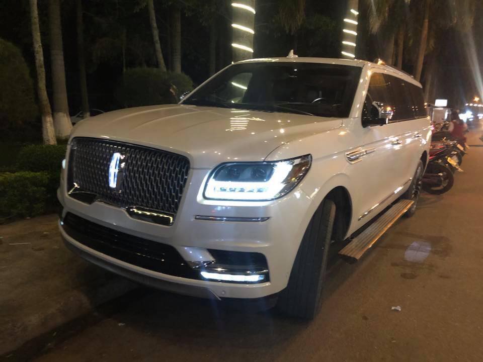Lincoln Navigator Black Label L 2018 có chiều dài lên đến hơn 5,6 m nên gây không ít khó khăn cho người cầm lái cũng như các bảo vệ tìm chỗ đỗ thích hợp cho mẫu SUV hạng sang cỡ lớn này