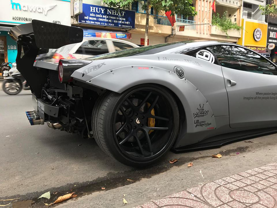 Tuy nhiên, dàn áo đuôi xe đã được chủ nhân tháo bỏ để lộ những chi tiết kỹ thuật thiết kế của siêu xe này