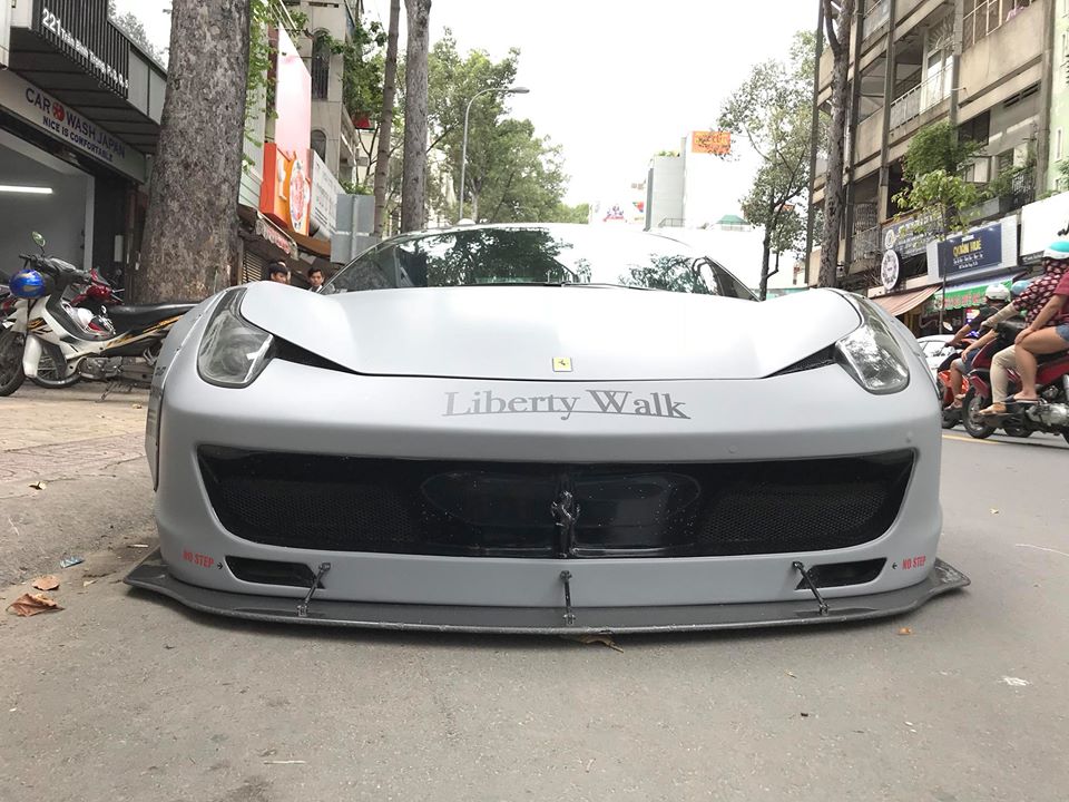 Ferrari 458 Italia độ Liberty Walk độc nhất Việt Nam mới xuất hiện trên đường phố Sài thành vào chiều qua