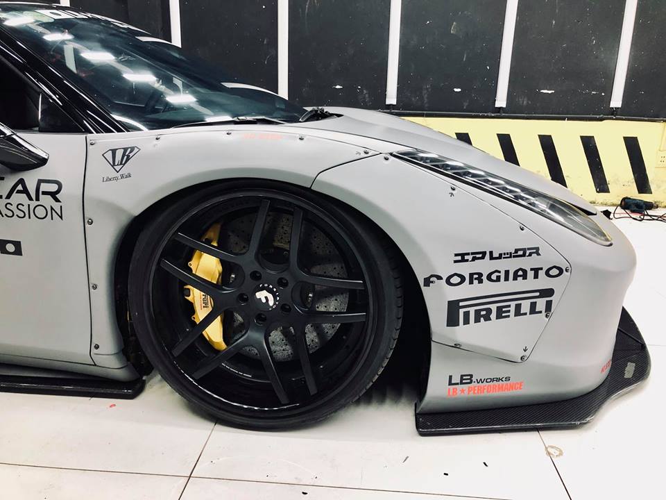 Phuộc nâng hạ gầm Air Fex giúp cho siêu xe Ferrari 458 Italia độ Liberty Walk có thể giúp khoảng sáng gầm xe cao lên 18 cm hoặc hạ xuống sát đất