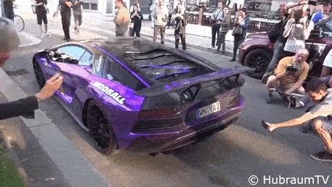 Hành trăm người vây quanh siêu xe Lamborghini Aventador S LP740-4 màu tím crôm Hành trăm người vây quanh siêu xe Lamborghini Aventador S LP740-4 màu tím crôm