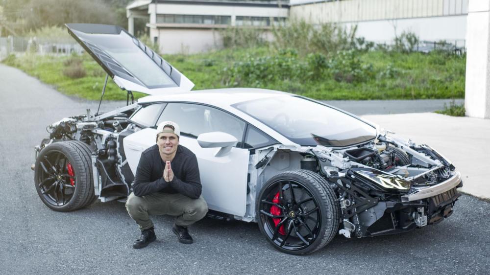 Thậm chí siêu xe Lamborghini Huracan này chỉ chừa lại cánh cửa, trần xe và nắp khoang động cơ, còn lại dàn áo của siêu bò này được lột sạch