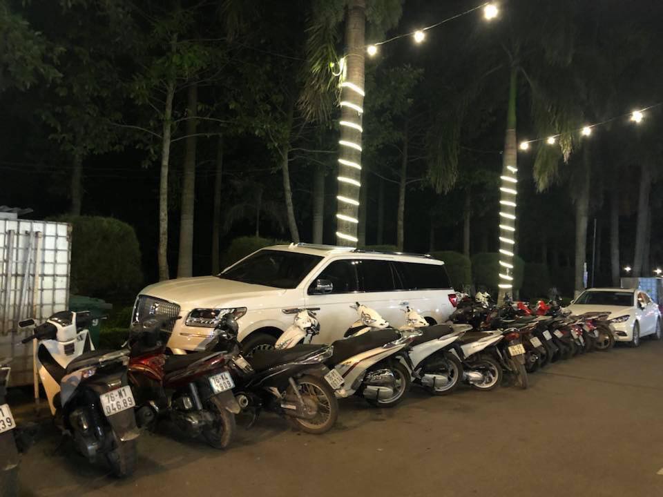 Hàng chục xe máy vây quanh khủng long Lincoln Navigator 2018 độc nhất Việt Nam