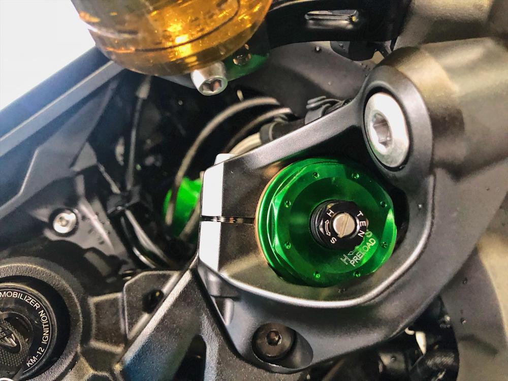 Núm chỉnh cứng mềm ở phuộc trước. Núm chỉnh cứng mềm ở phuộc trước.