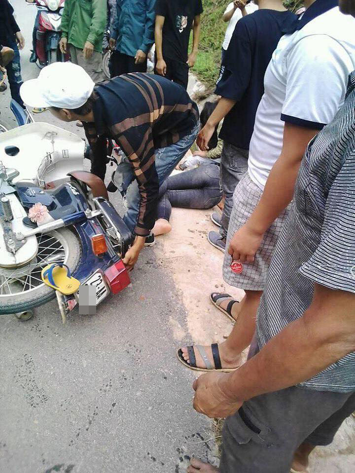 Hiện trường vụ tai nạn giữa chiếc ô tô tải và Honda Cub