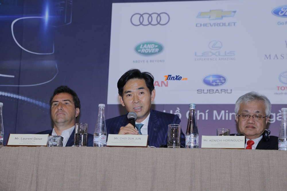 Ông Choi Duk Jun đại diện hãng xe Mercedes-Benz trả lời báo chí về các thông tin tại triển lãm VMS 2018