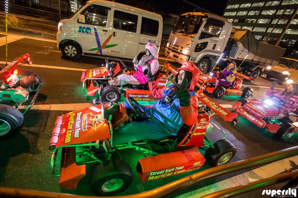 Vào buổi tổi, các chiếc MariCar còn trở nên nổi bật hơn nhờ ánh đèn LED màu sắc