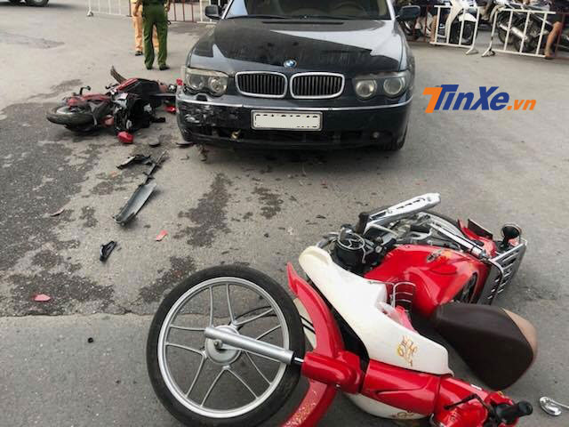 Chiếc BMW 7-Series đâm hàng loạt xe máy và xe điện