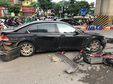 Một người bị cuốn vào gầm xe BMW 7-Serie